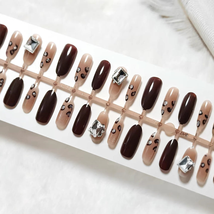Artificial nails with elegant glamour accents Kalsten