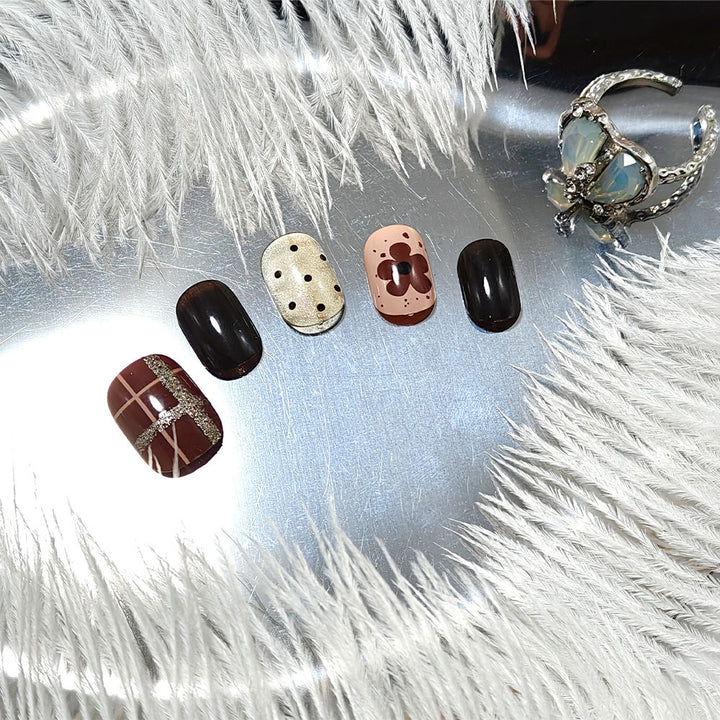 Art Nails in Creative Vintage Design Kalsten