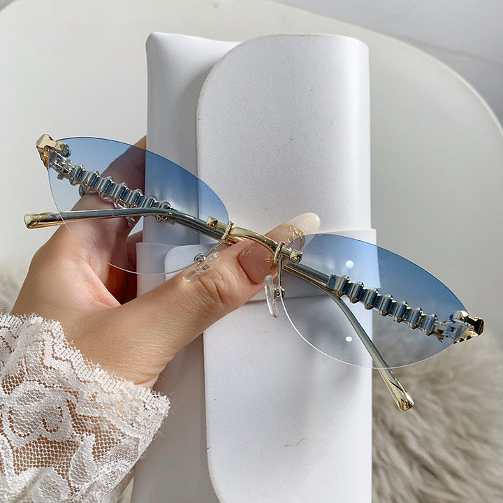 Fashionable Cat-Eye Sunglasses with Decorative Frame