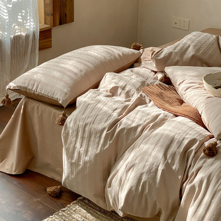 Bedding set with fine wave structure, woven relief look and tassels