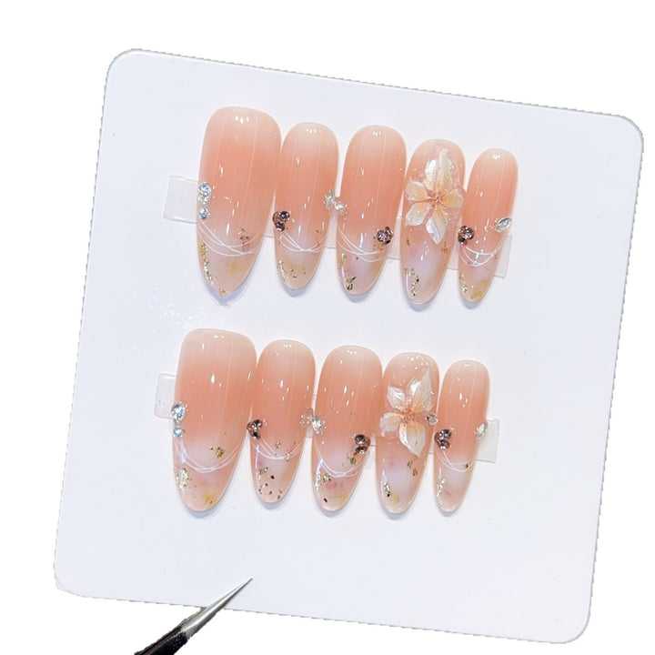 Artificial nails with delicate flower and glitter detail Kalsten