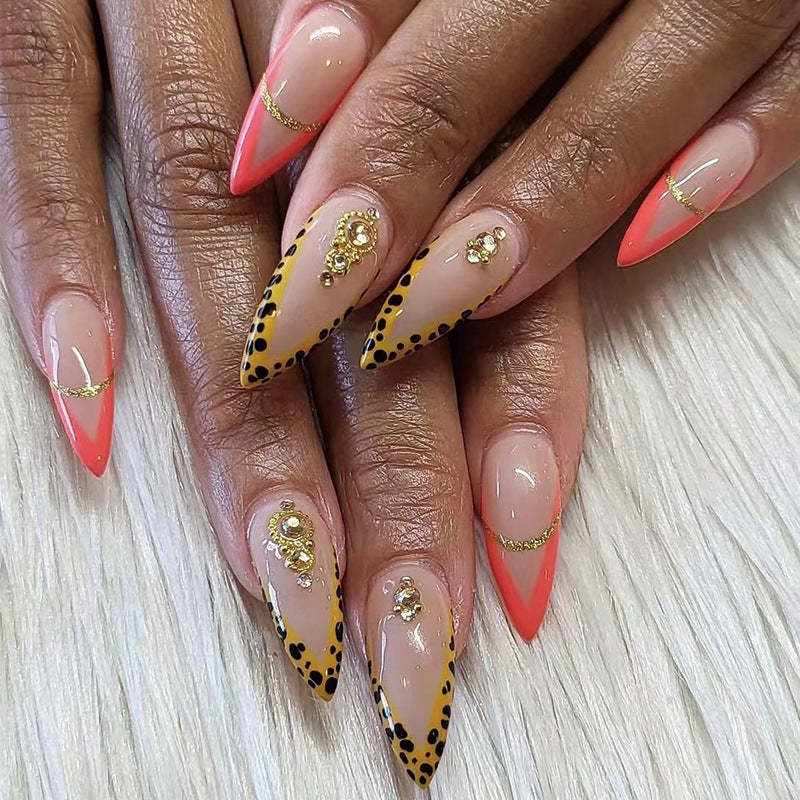 Artful nail extensions with an elegant leaf pattern Kalsten