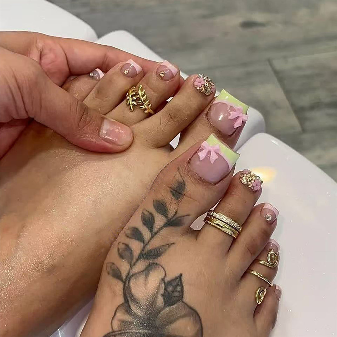 Artful toenails with elegant 3D decorations Kalsten