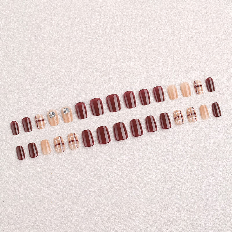 Artificial nail set with elegant, shimmering design and creative accents Kalsten