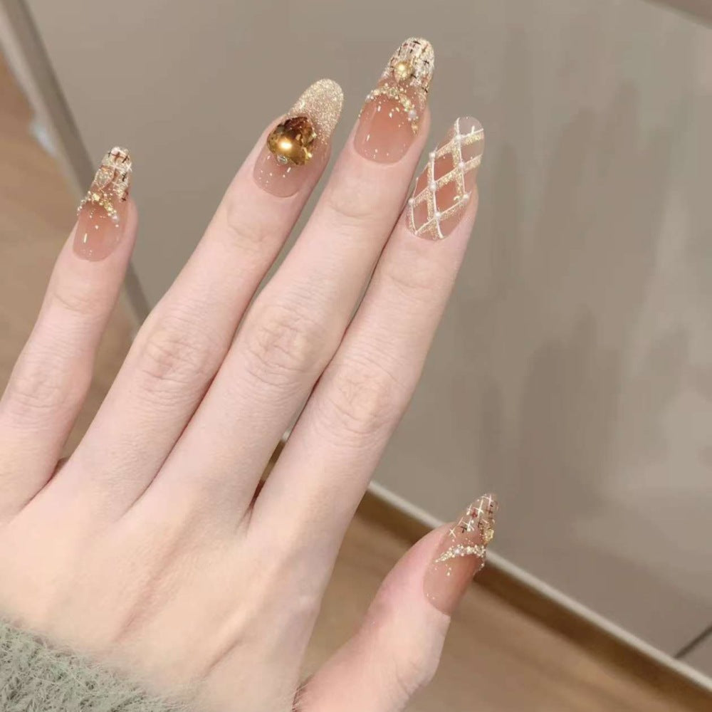 Artificial nails with glamorous gold accents Kalsten
