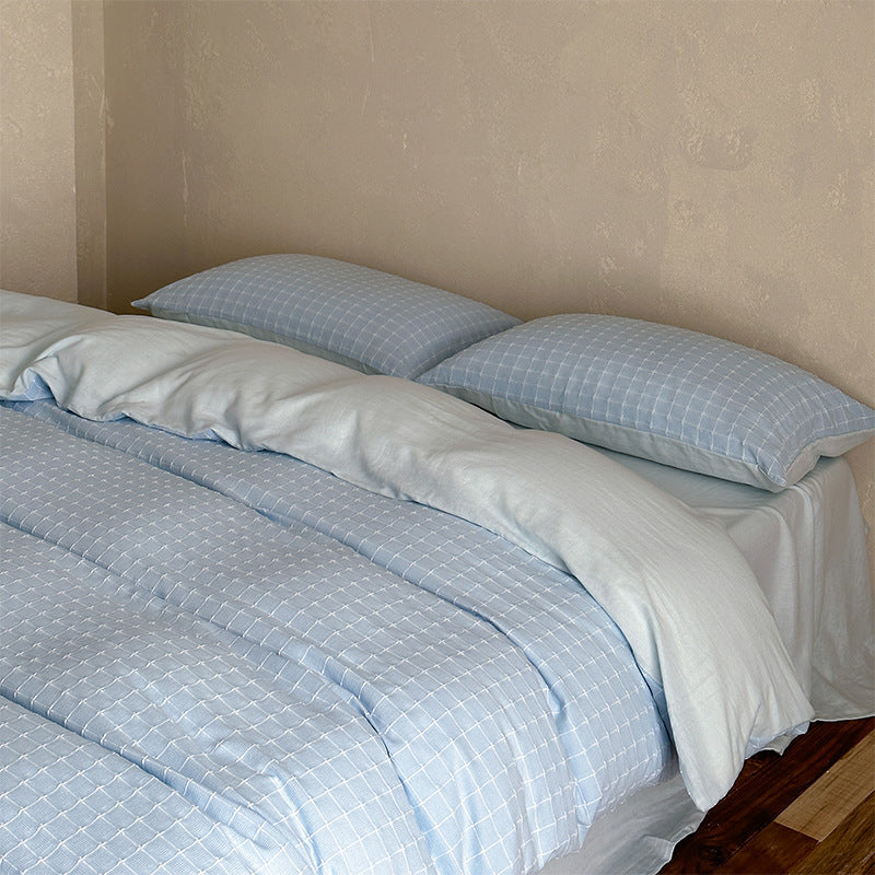 Bedding set made of cotton percale with fine check pattern and quilted comforter