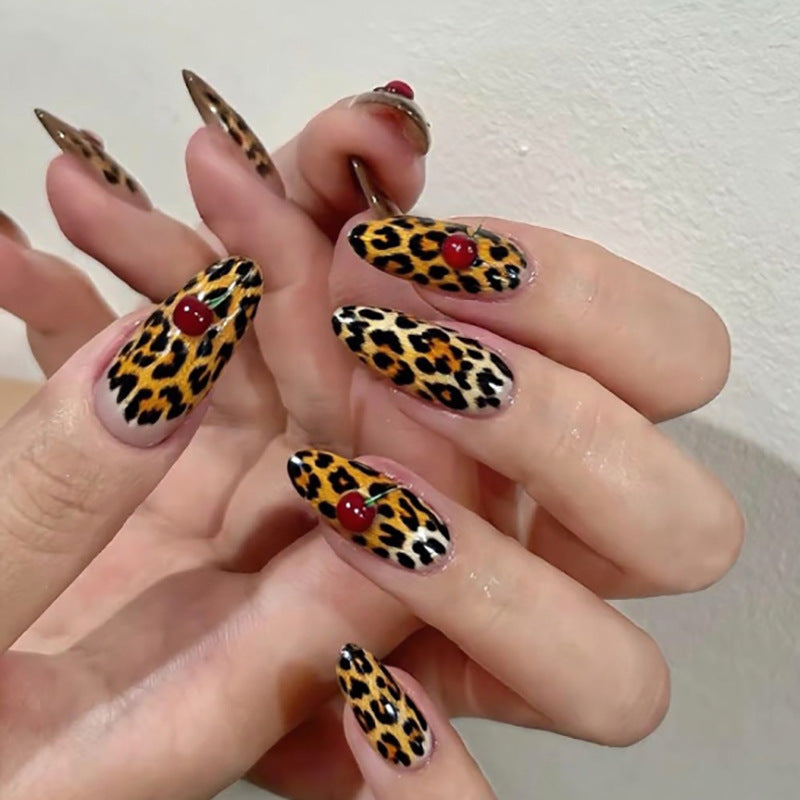 Artful stiletto nails with leopard pattern and accents Kalsten