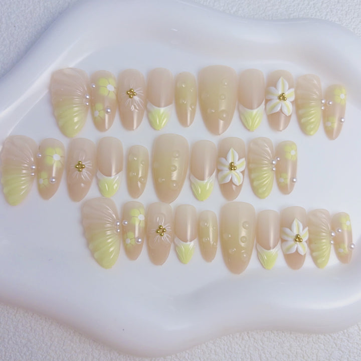 Elegant artificial nails with floral accents Kalsten
