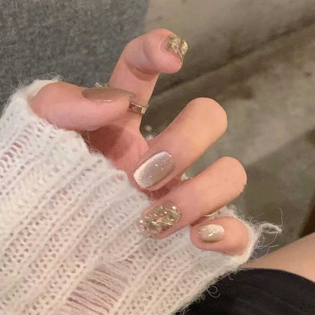 Acrylic nail set with glamorous gold details Kalsten