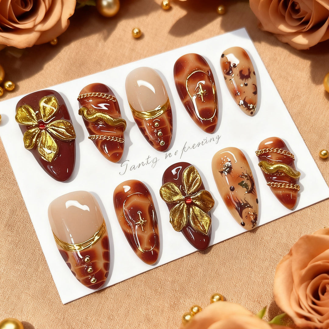 Deluxe artificial nails with golden accents Kalsten