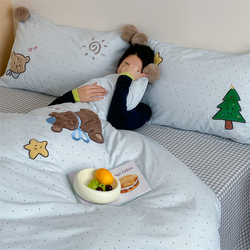 Children's bedding set made of cotton satin with 3D teddy appliqués and pom-pom corners