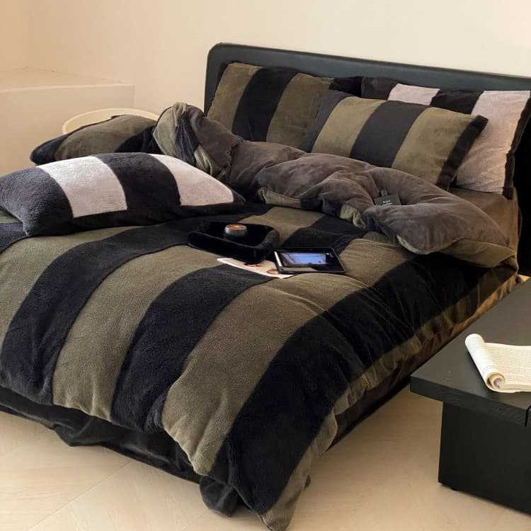 Cozy reversible daybed cover made of microfleece with wide stripes