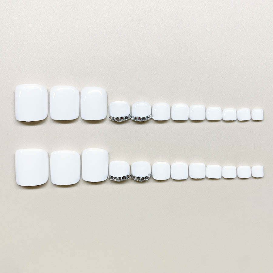 Nail art set with elegant high-gloss design and delicate accents Kalsten