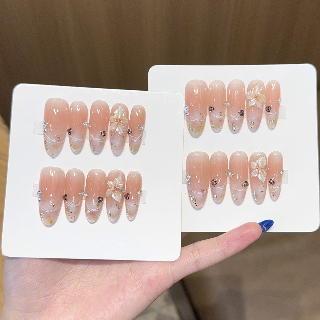 Artificial nails with delicate flower and glitter detail Kalsten