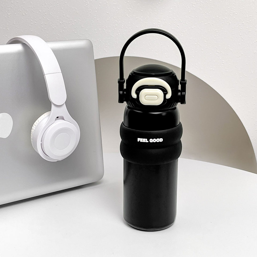 Insulated drinking bottle with innovative closure mechanism Kalsten