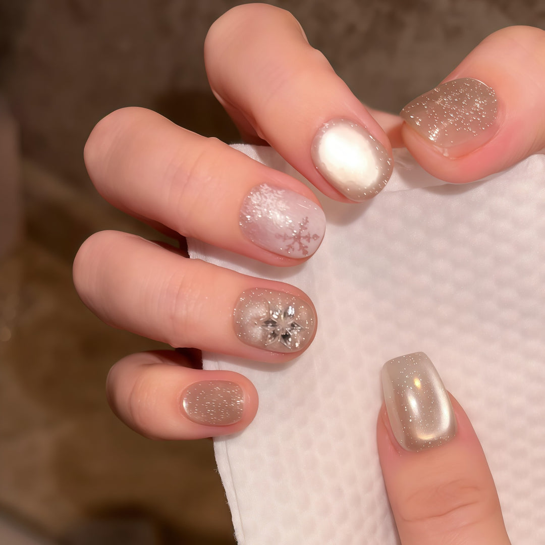 Artificial nails with festive snowflake design Kalsten