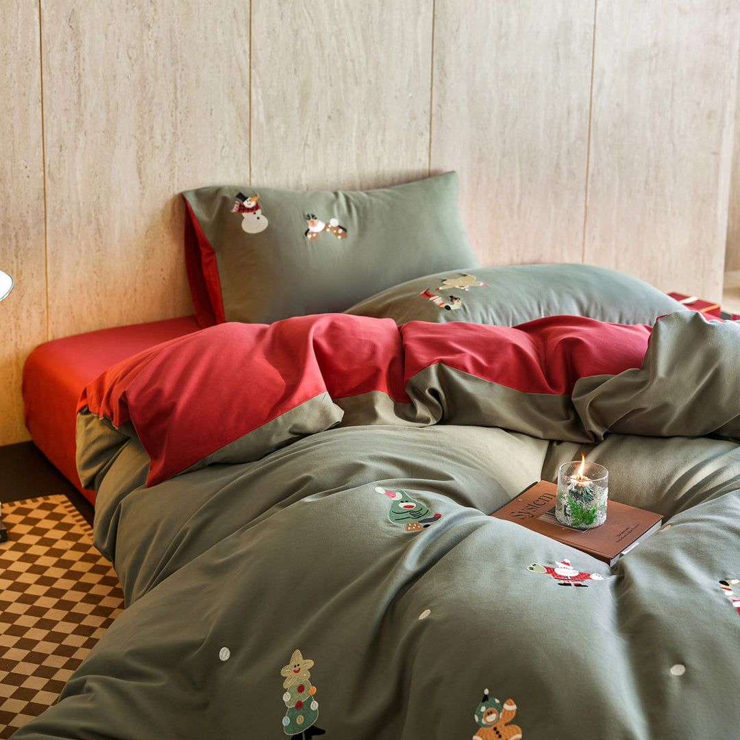 Children's bedding set with chenille sheep appliqués and soft percale fabric
