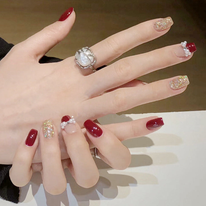 Glamorous artificial nails with glitter and pearl decorations Kalsten