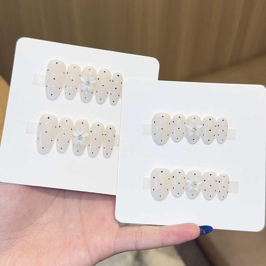 Artificial nail tips with floral and dotted accents Kalsten