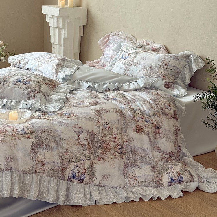 Playful cotton satin bed linen set with ruffled hem and vintage animal print