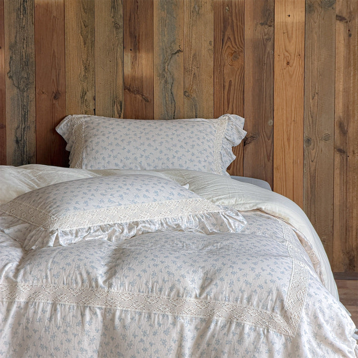 Bedding set made of cotton-linen with ruffled hem and lace decoration