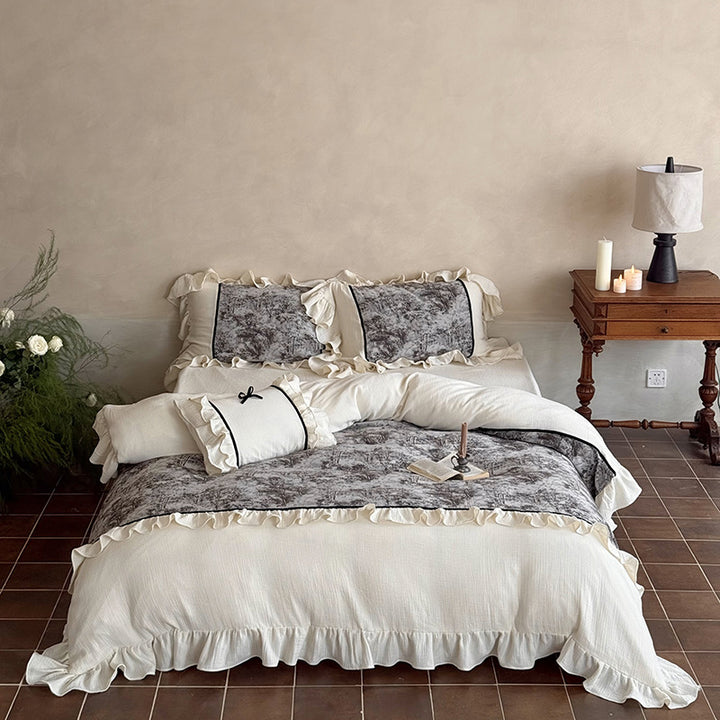 Bedding set made of cotton gauze with lush ruffle, velvet applique, and contrast piping