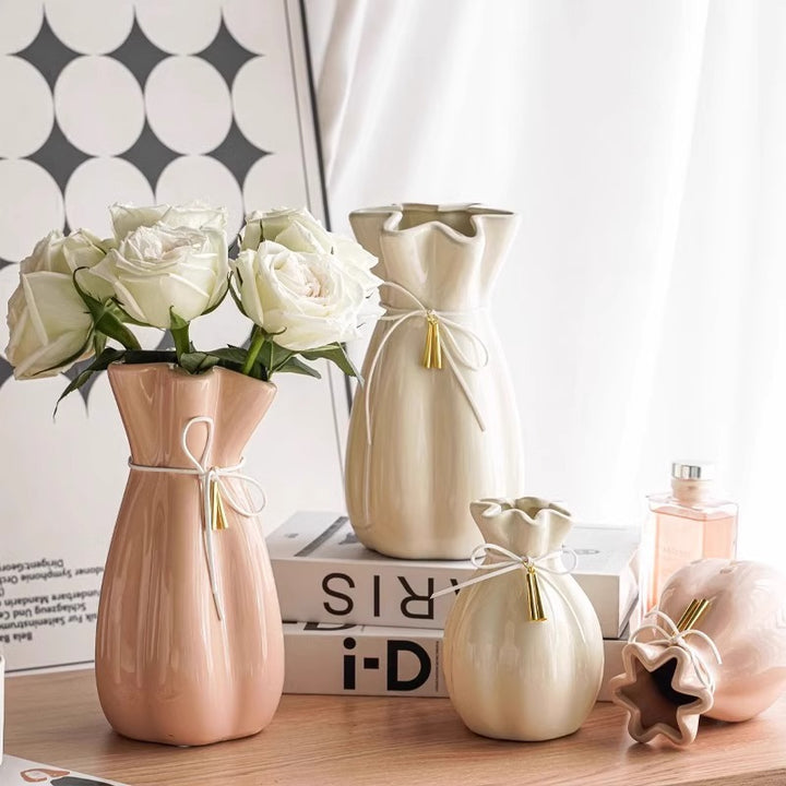 Elegant ceramic vase with delicate ruffled edge Kalsten