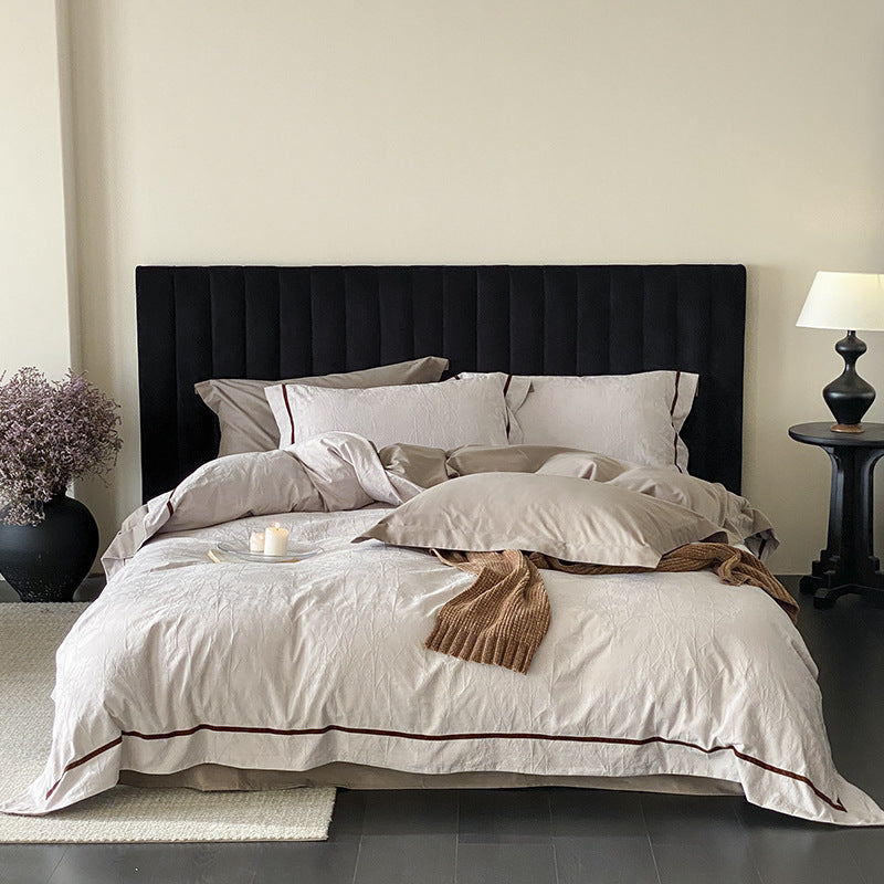 Bedding set made of cotton-linen blend with fine structure and piped seam