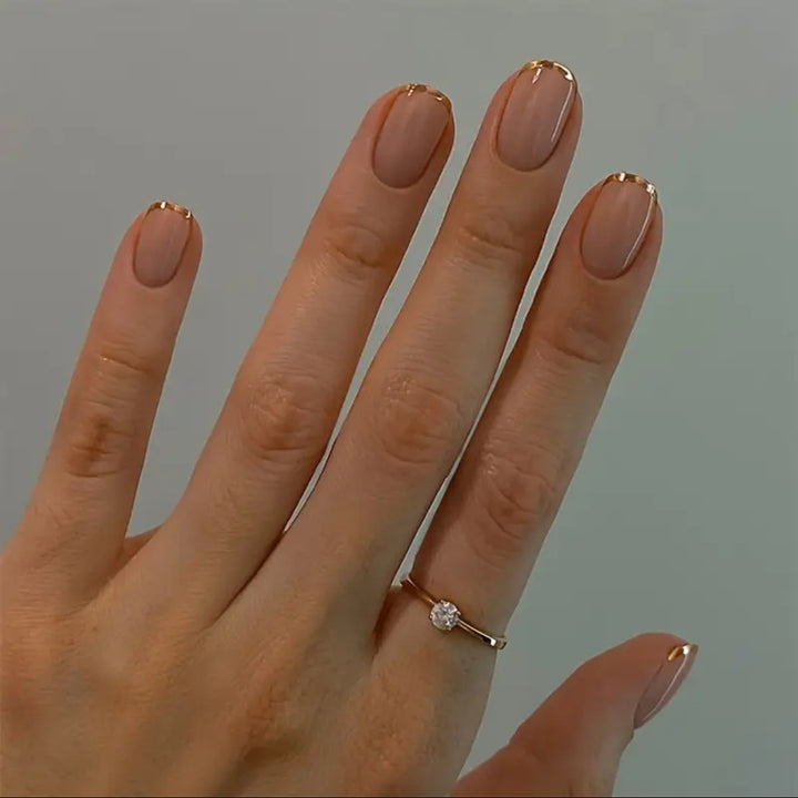 Nail art set with elegant gold accents Kalsten