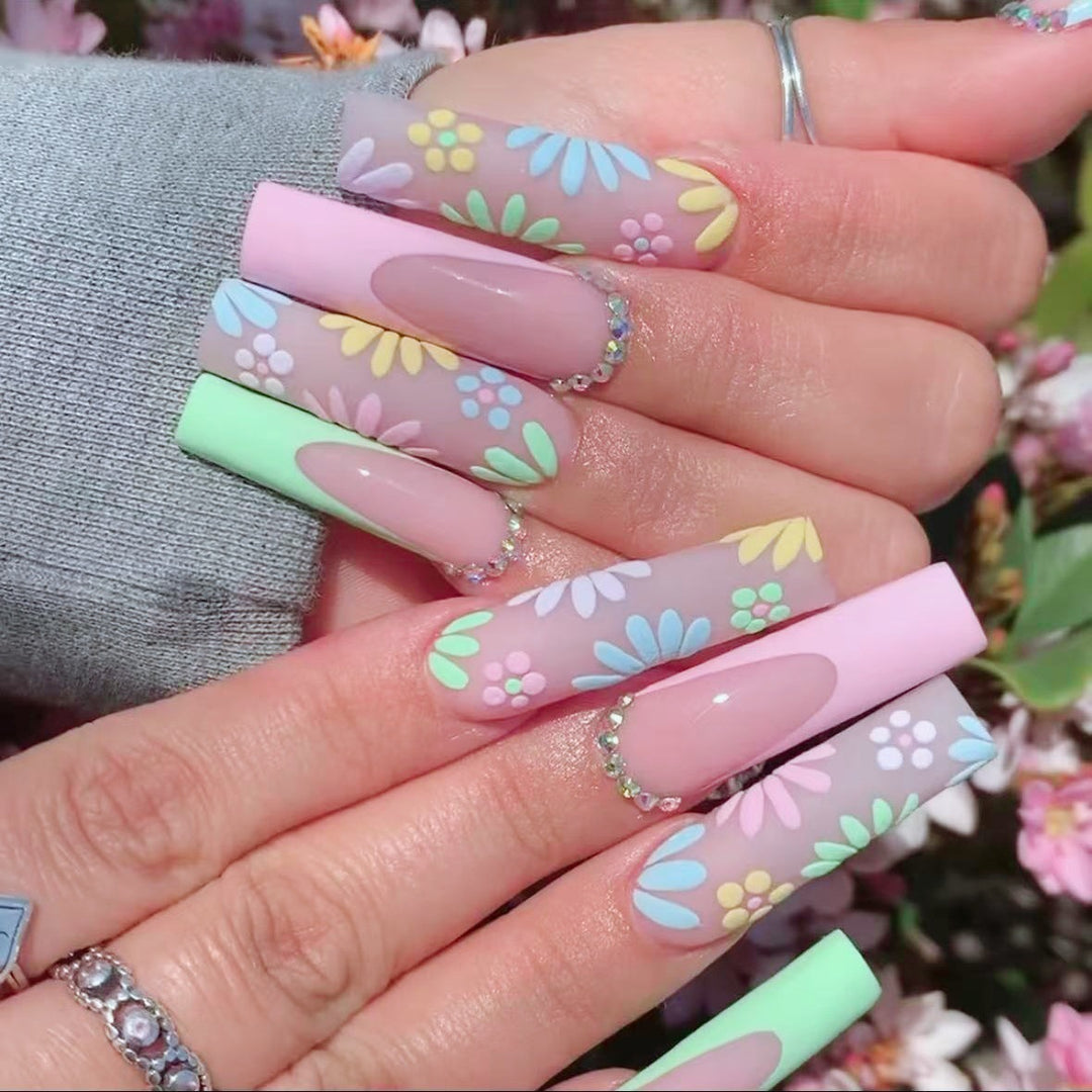 Artificial nail set with floral 3D embellishments and rhinestone accents Kalsten