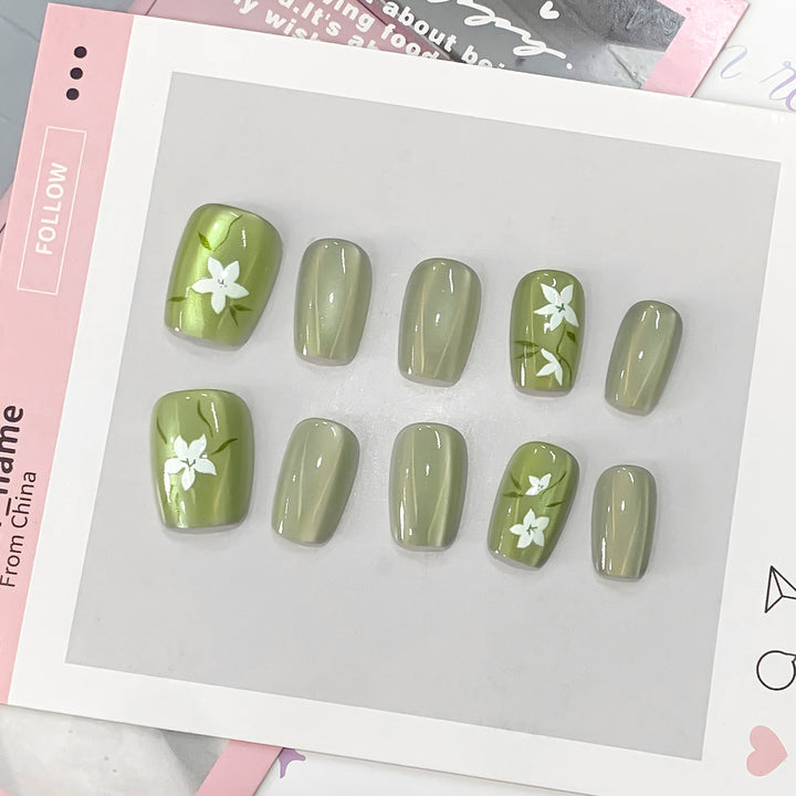 Artistic acrylic nails with floral design Kalsten