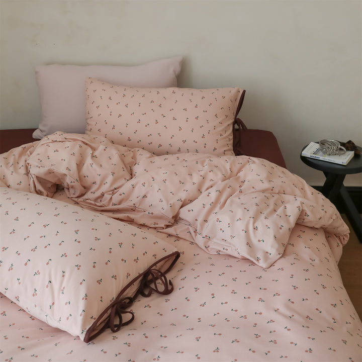 Bedding set made of cotton satin with small cherry print and pillow ties