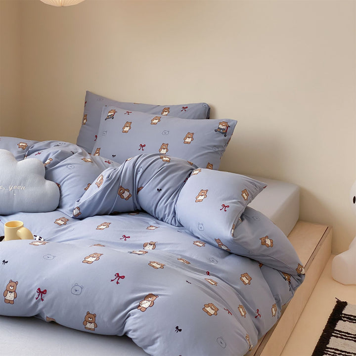 Children's bedding set with playful animal and smile print