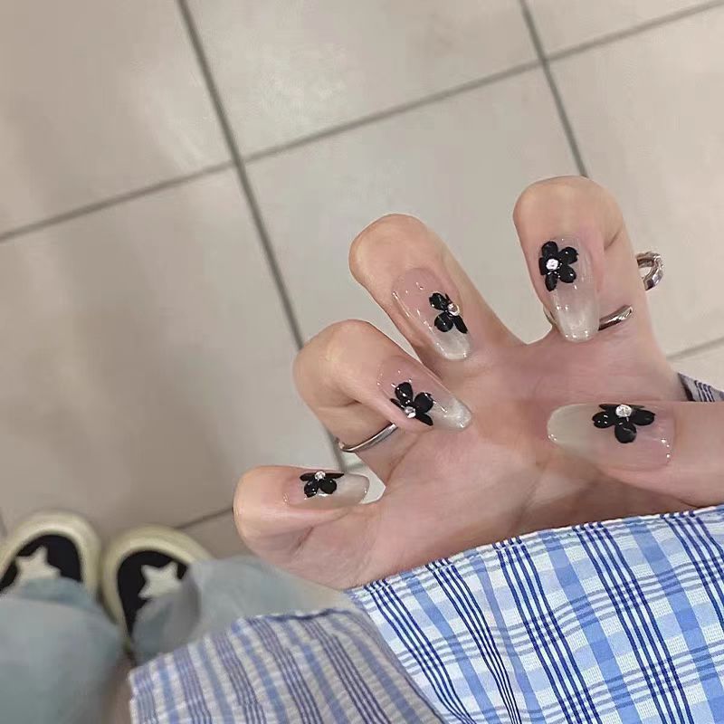 Artificial nails with elegant floral decorations Kalsten