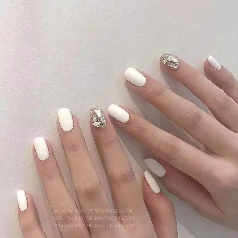 Artificial nails with glitter design and elegant accents Kalsten