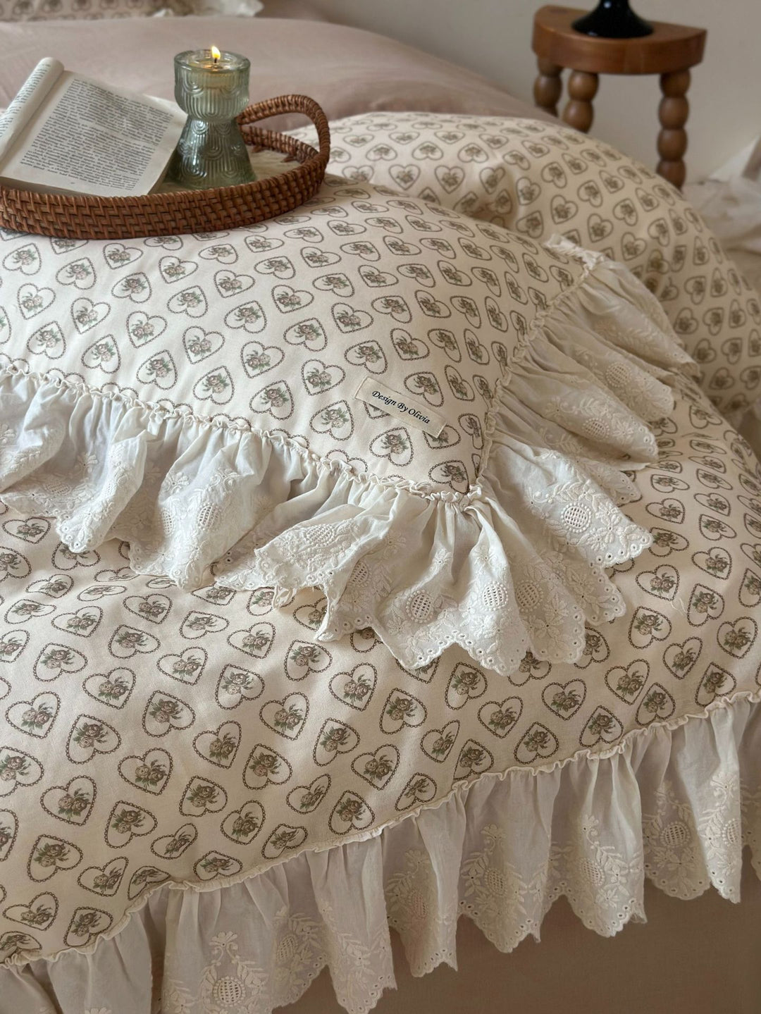 Pillowcase with lace ruffle and romantic heart flower print
