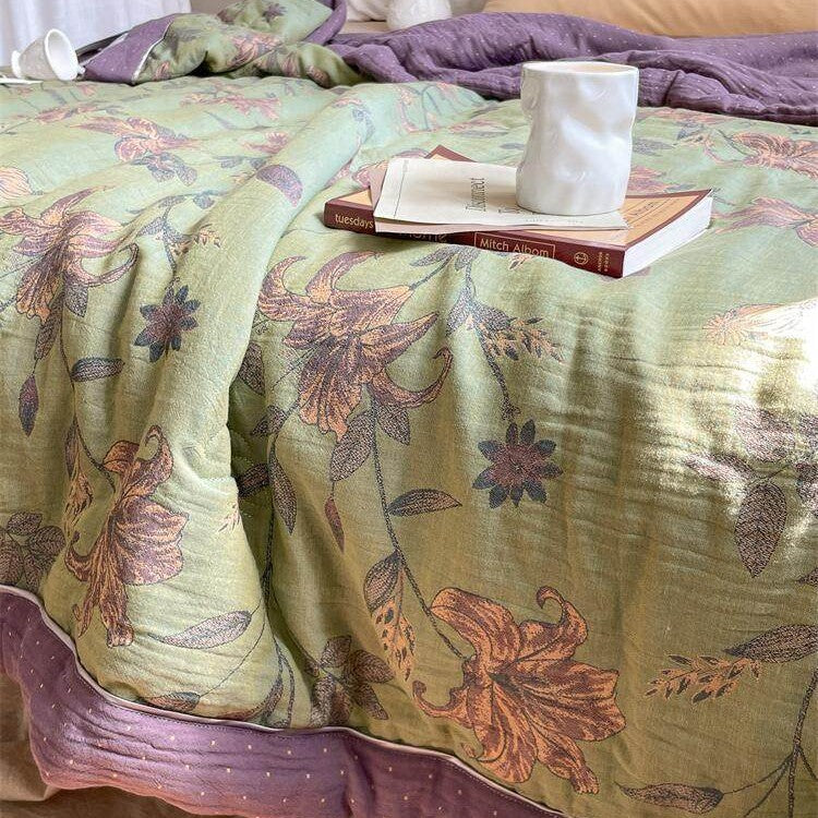 Lightly quilted throw blanket in retro floral jacquard made from cotton-linen mix