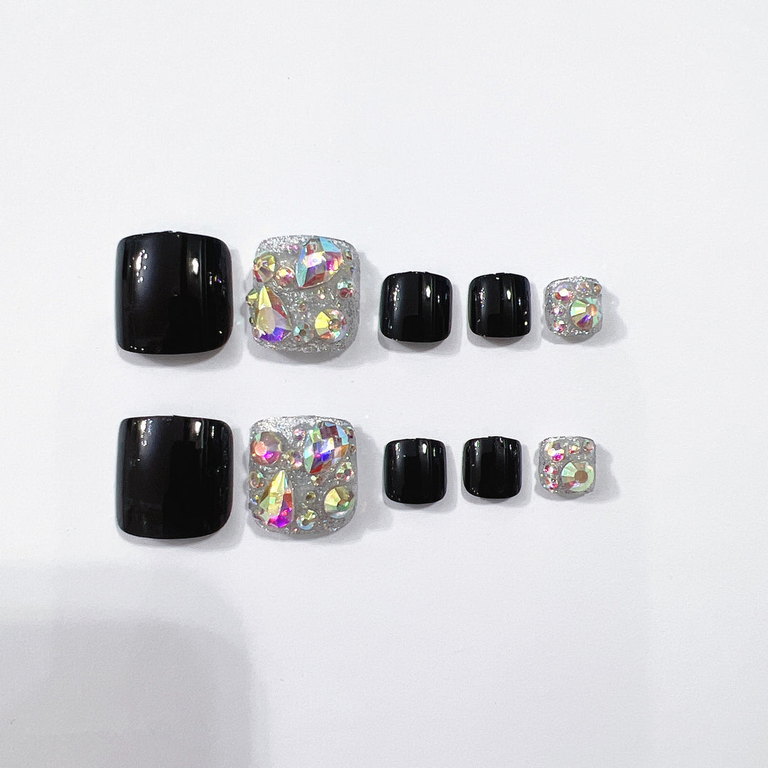 Glamorous toenails with sparkling rhinestones Kalsten