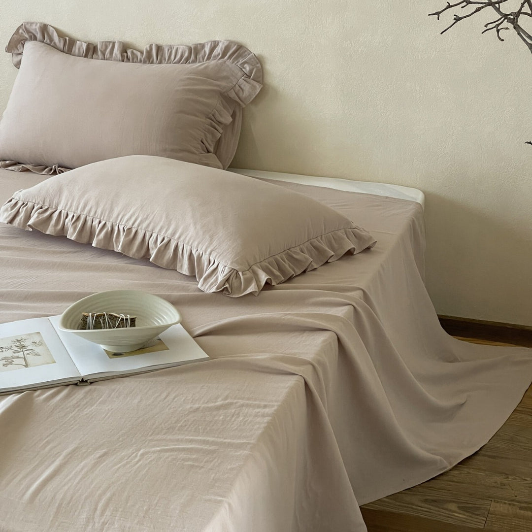 Romantic ruffled bedding set with pillowcases and fitted sheets