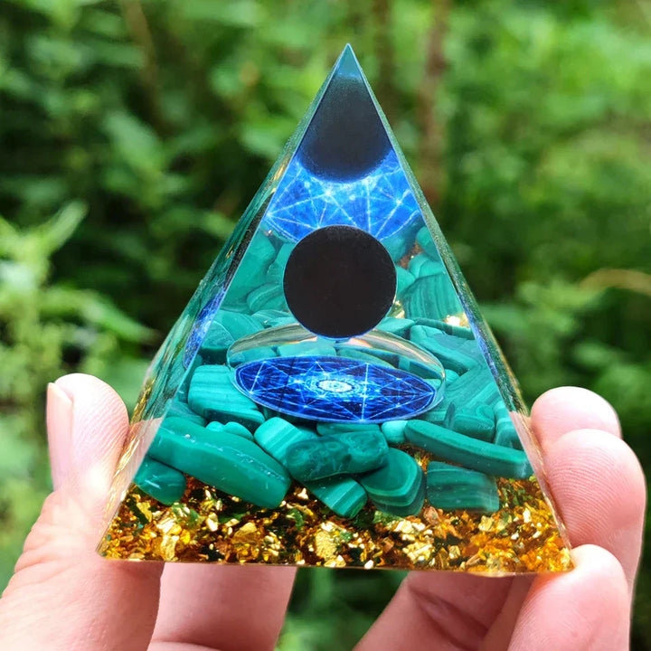 Orgonite Pyramid with Amethyst Pendulum – Energy, Protection and Decoration | Kalsten