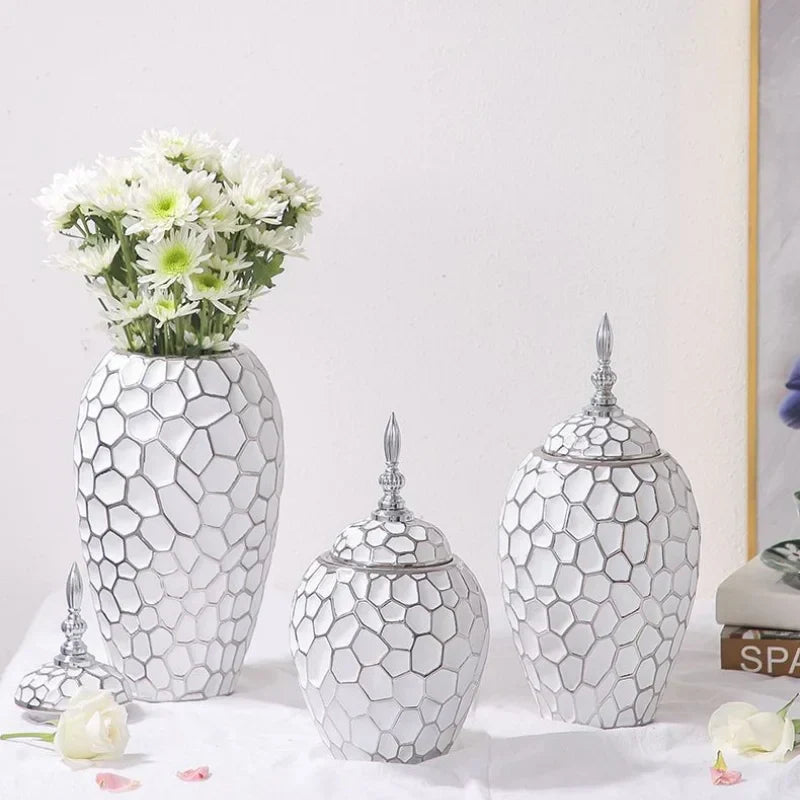 Kalsten | Elegant ceramic vase with a gold accent
