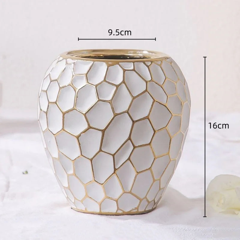 Kalsten | Elegant ceramic vase with a gold accent