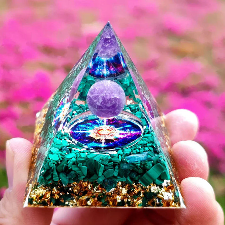 Orgonite Pyramid with Amethyst Pendulum – Energy, Protection and Decoration | Kalsten