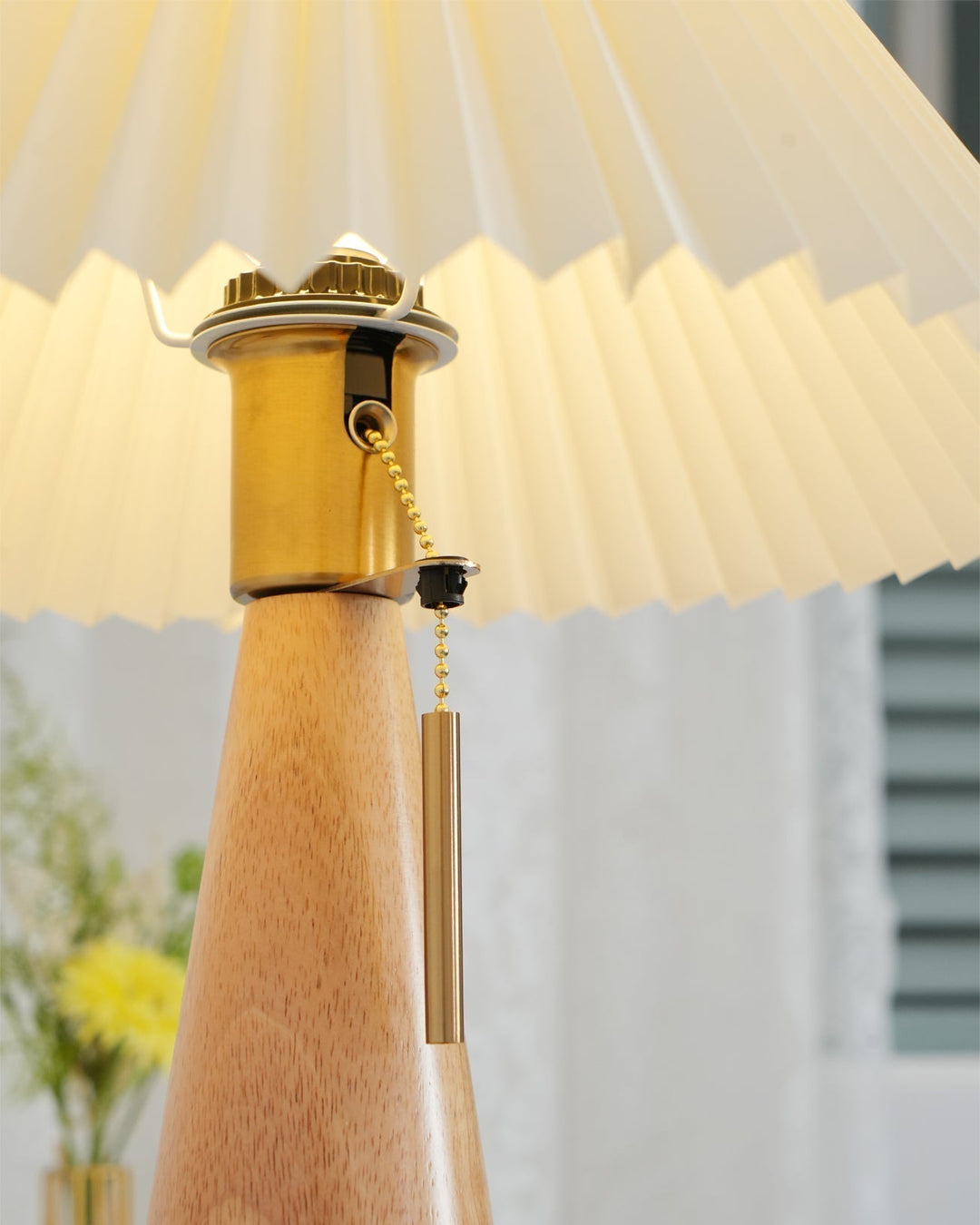 AntiqueRadiance – Elegant Wood and Metal Table Lamp | Noxord