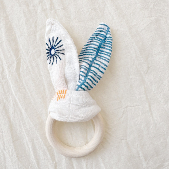 Wooden teething ring and cotton fabric