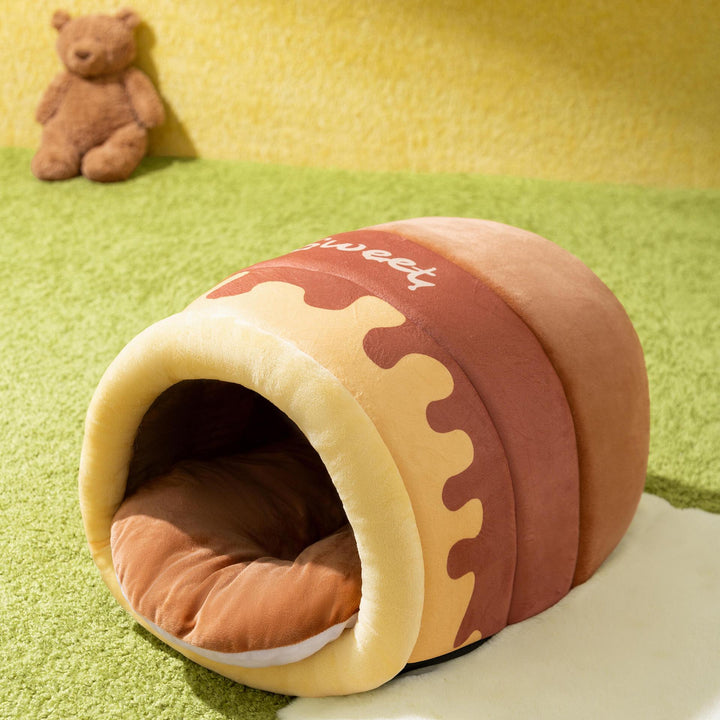 Half-open cat bed with heating function