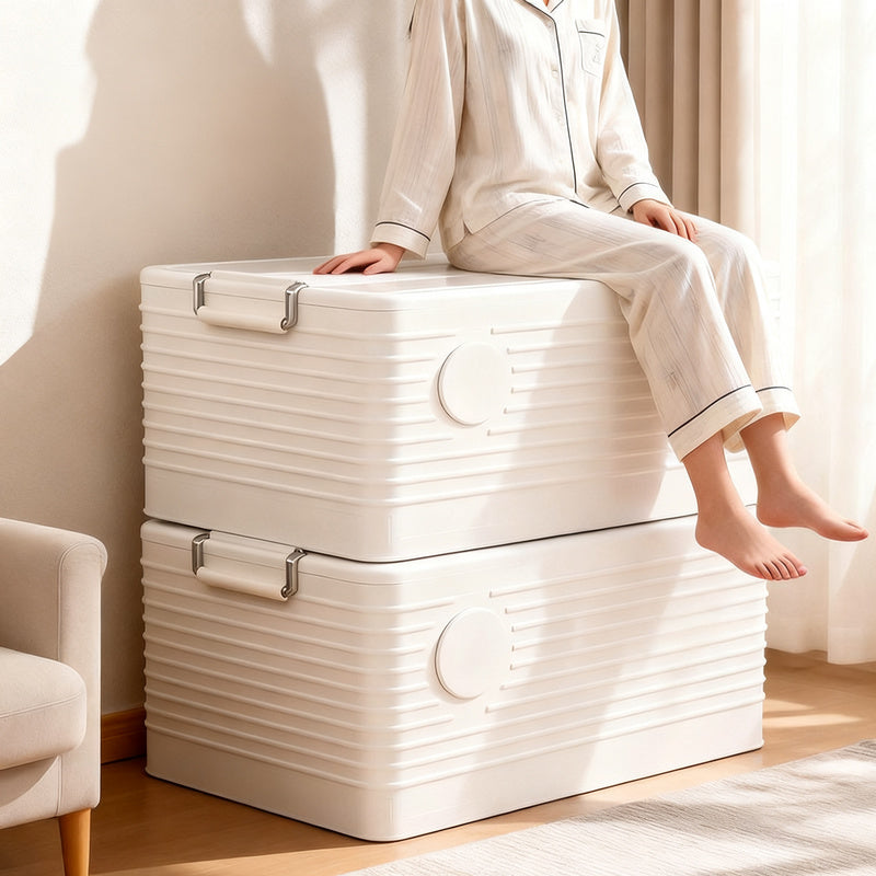 Plastic storage box with lid