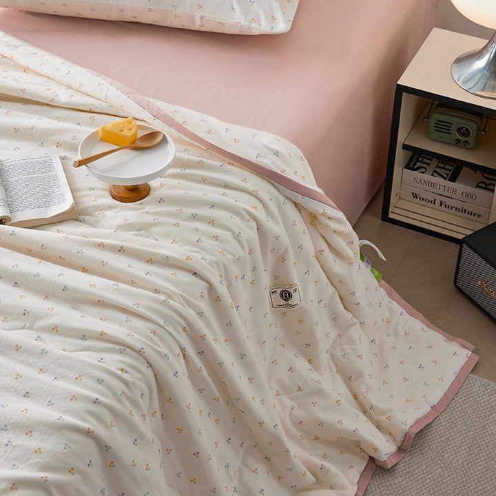 Summer blanket made of cotton and polyester fiber