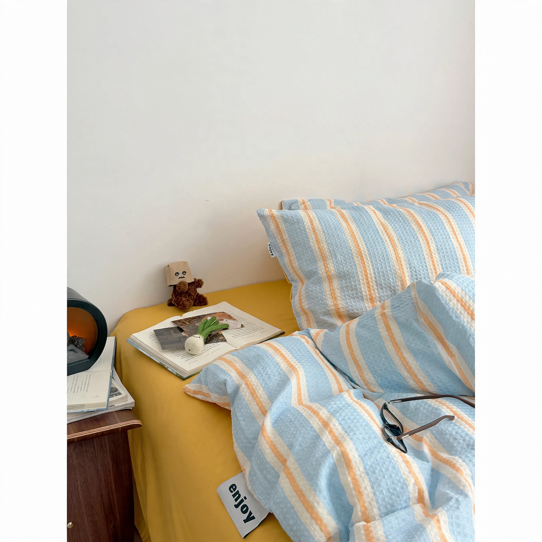 Cotton bedding set with waffle pattern and stripes