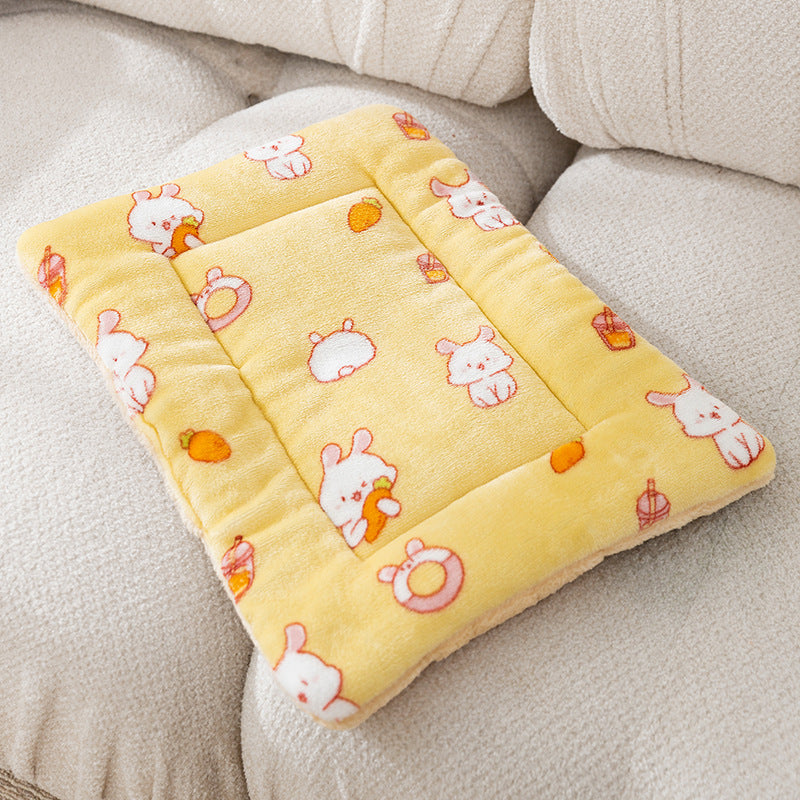 Flannel pet blanket with cartoon motifs